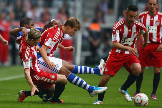 足坛曝出重磅转会，多队加入抢人大战（足坛传出重磅转会，多队掀起抢人风暴）