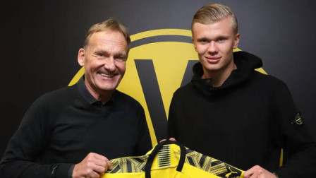 英超：曼联客场2-1击败莱斯特城（英超：曼联2-1客胜莱斯特城）